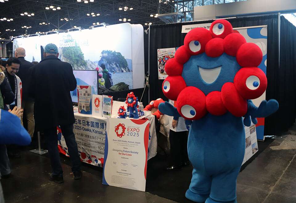 万博公式キャラクター「ミャクミャク」NYトラベルショーに登場