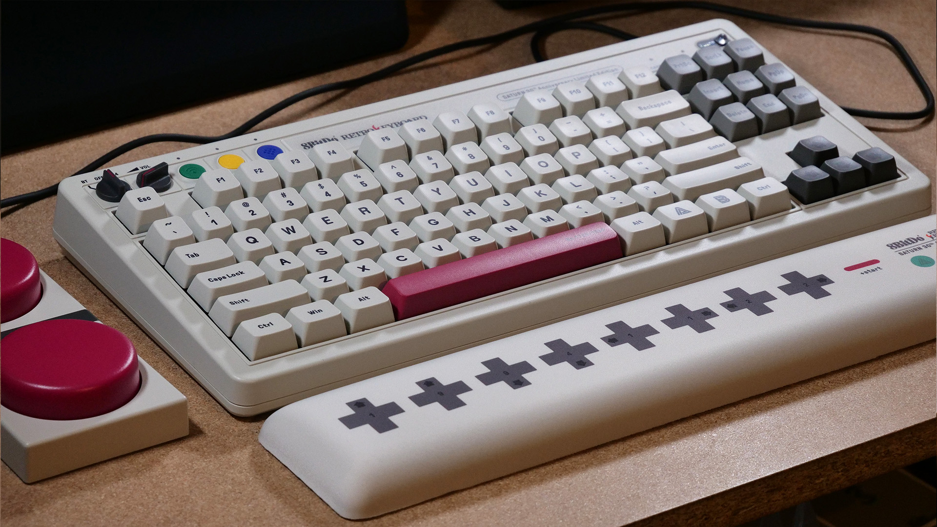 レビュー】ところでこの、デカいボタンは何だ？『8BitDo Retro