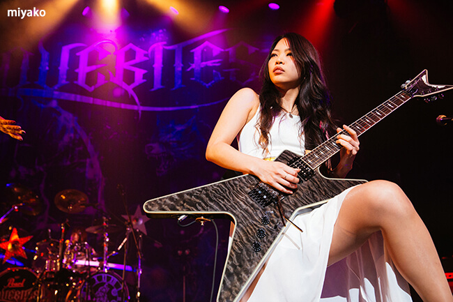 ワールドワイドで培った強靭さに可憐さも見せたLOVEBITES東京公演