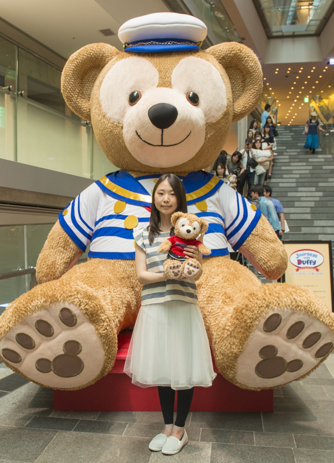 2メートル超の「巨大ダッフィー」が表参道ヒルズに登場！ もふもふ
