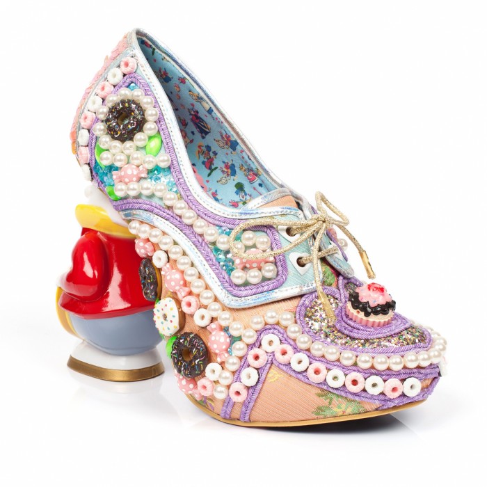 不思議の国のアリス』の世界観を再現！ 海外有名シューズブランドが