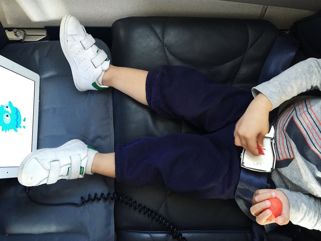 子連れ旅行に便利そうな「飛行機用エアークッション」が日本上陸