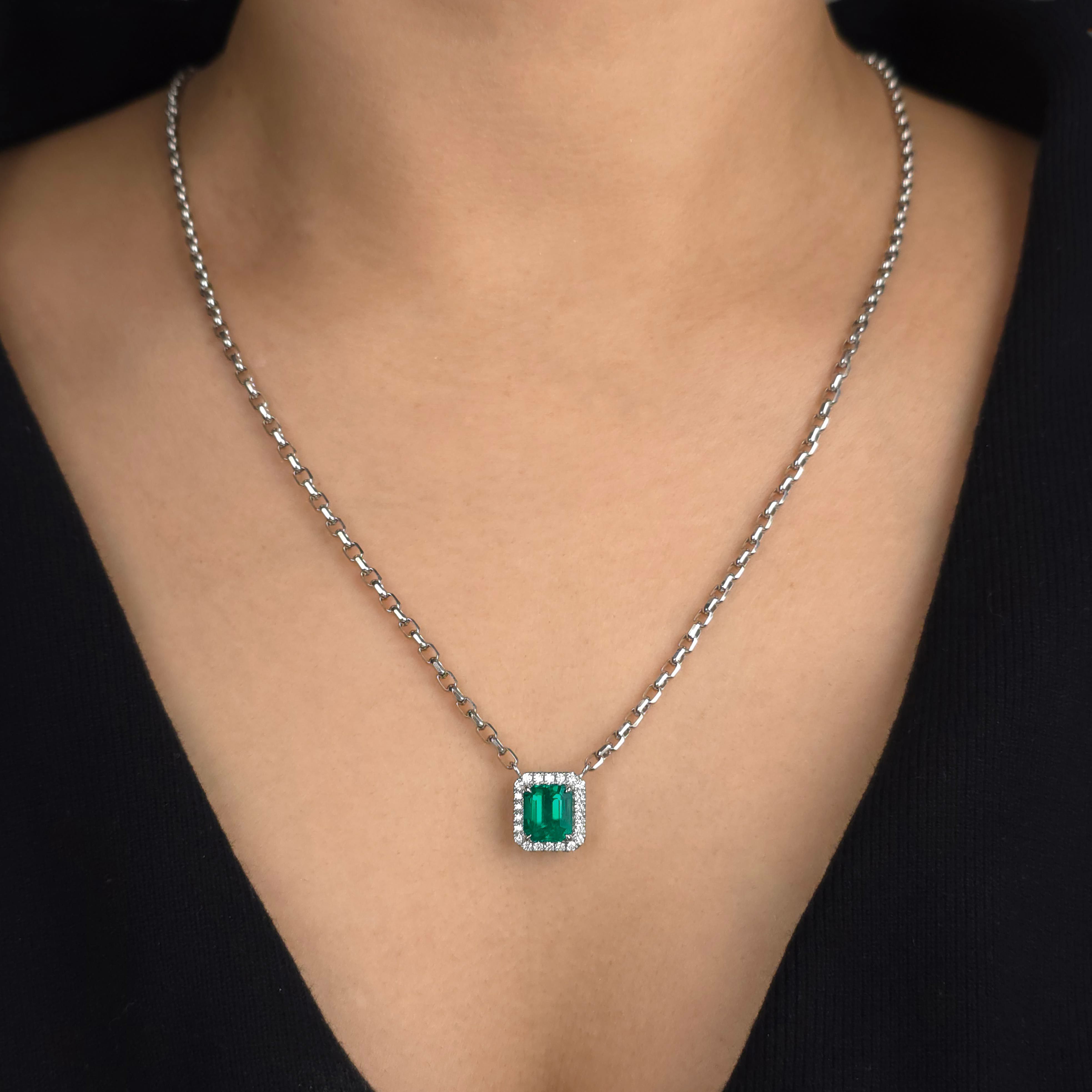 コロンビア産エメラルド2.30ctプラチナネックレスダイヤ0.28ct付(中央