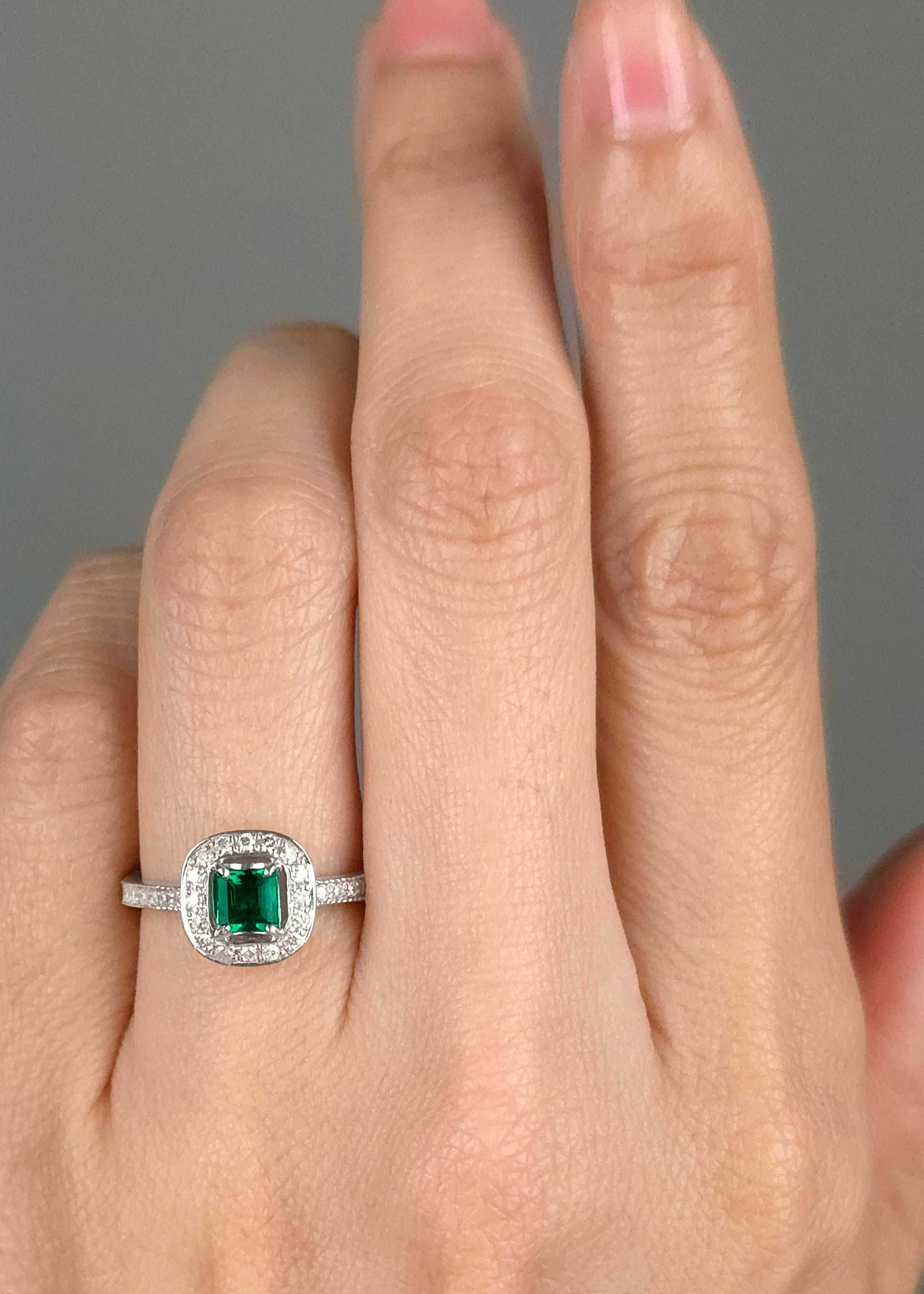 コロンビア産エメラルド0.37ctプラチナリングダイヤ0.26ct付(中央宝石