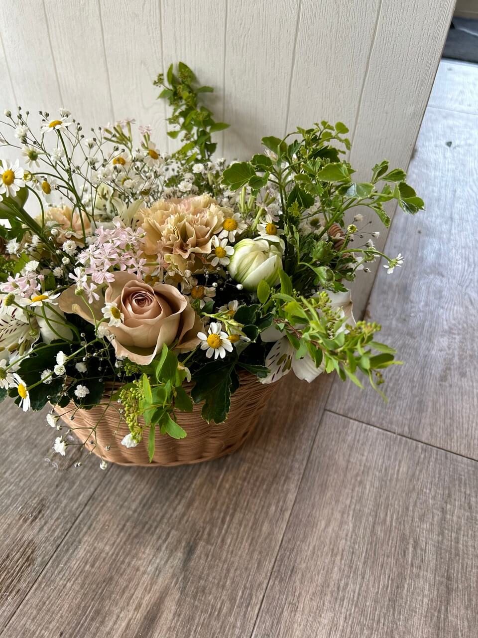 季節のアレンジメント L – Y's flowers -千歳市幸福のお花屋さん-