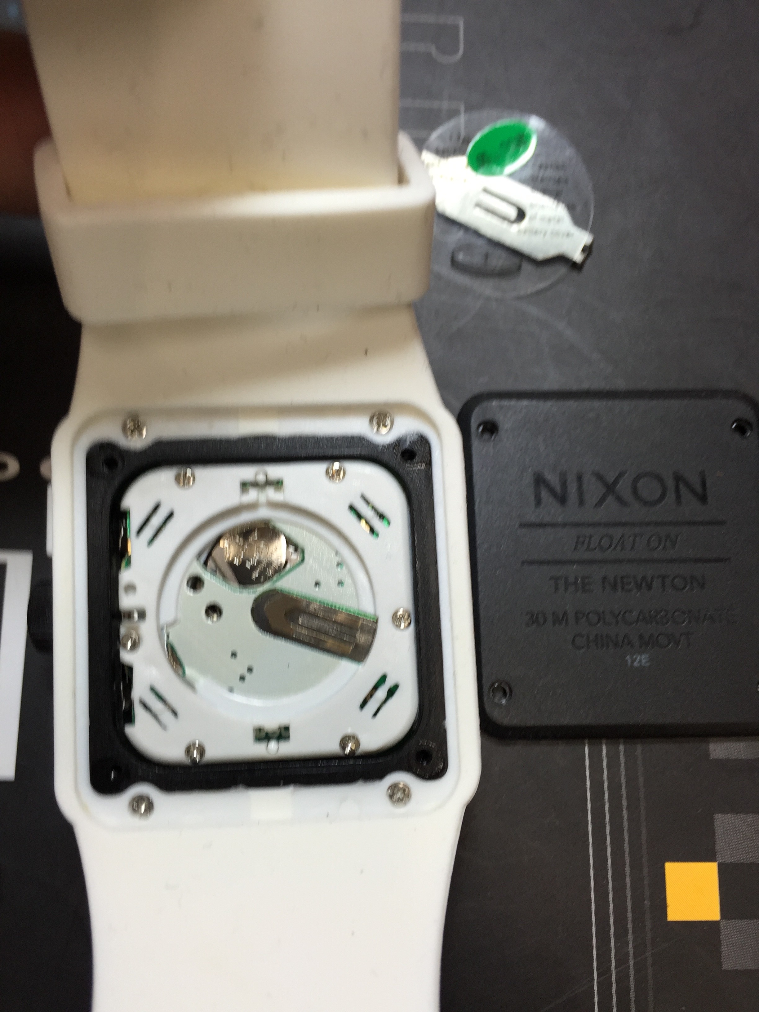 ニクソンの修理・電池交換はお任せを