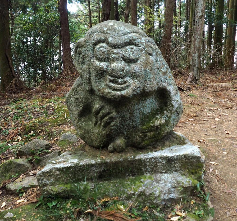 高取城と飛鳥の石造物・古墳 (1) – 猿石について – 城郭墓所砲台