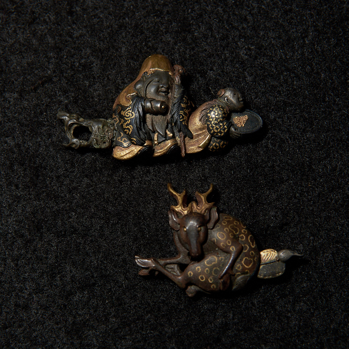 04-161 河野派 寿老人図 目貫 赤銅・素銅昼夜地 | 日本刀専門店【勇進