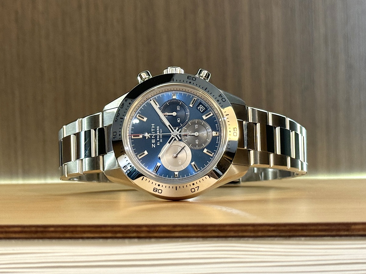 メタリックブルーが輝く文字盤が星空を思い起こさせる『クロノマスター