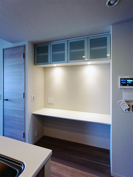 t039】ガラス扉吊戸棚｜オーダー家具【zealworks】