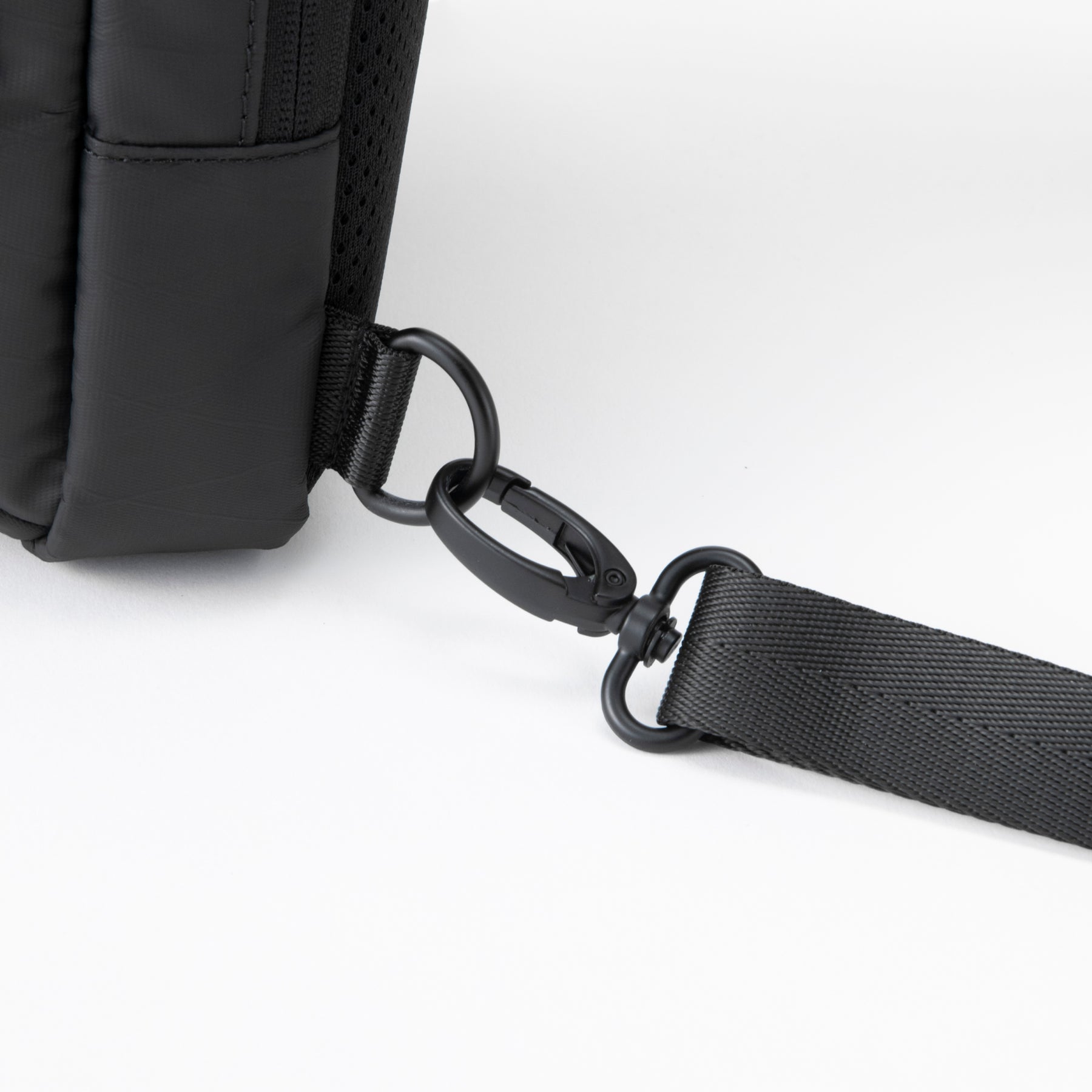 Lexington2 | Vertical Utility Shoulder Bag 81472 – ZERO HALLIBURTON