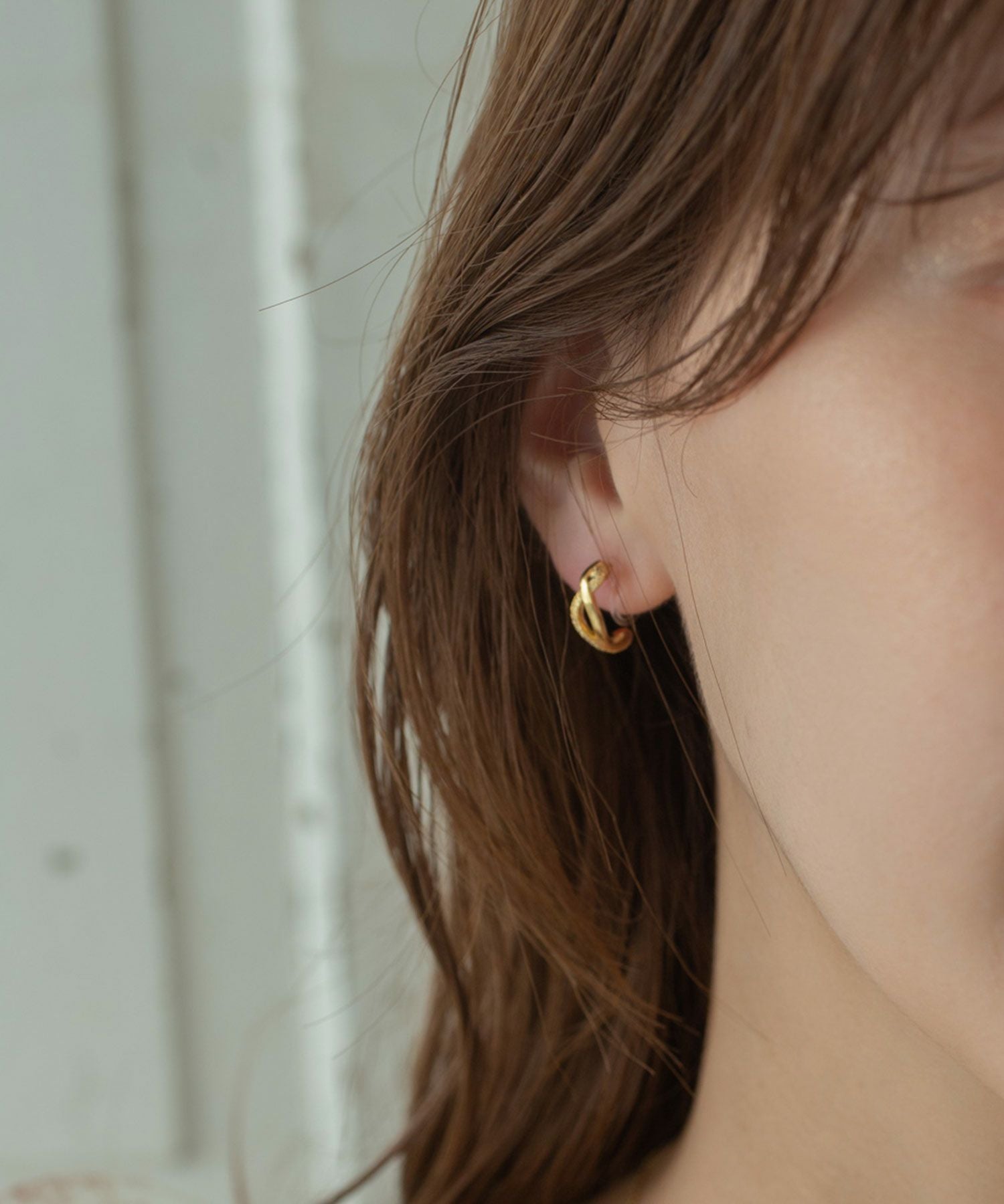 森香澄さん着用】クロスラインフープ樹脂ノンホールイヤリング