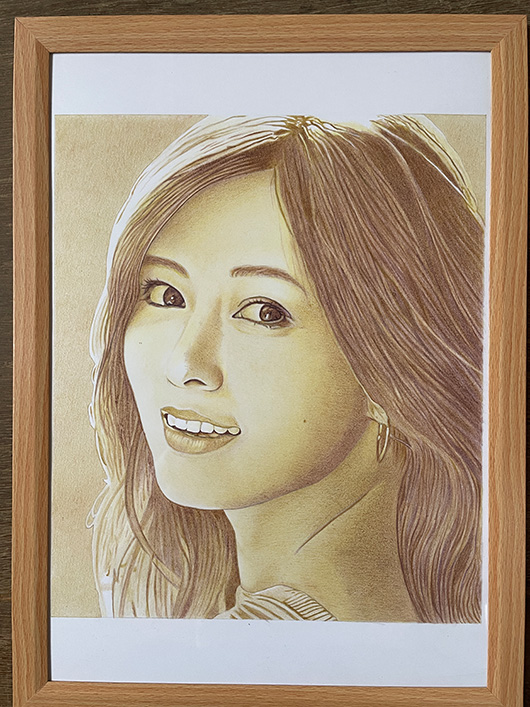 セピア写真のような人物画を色鉛筆で描く画家・中原圭吾さんがこちら