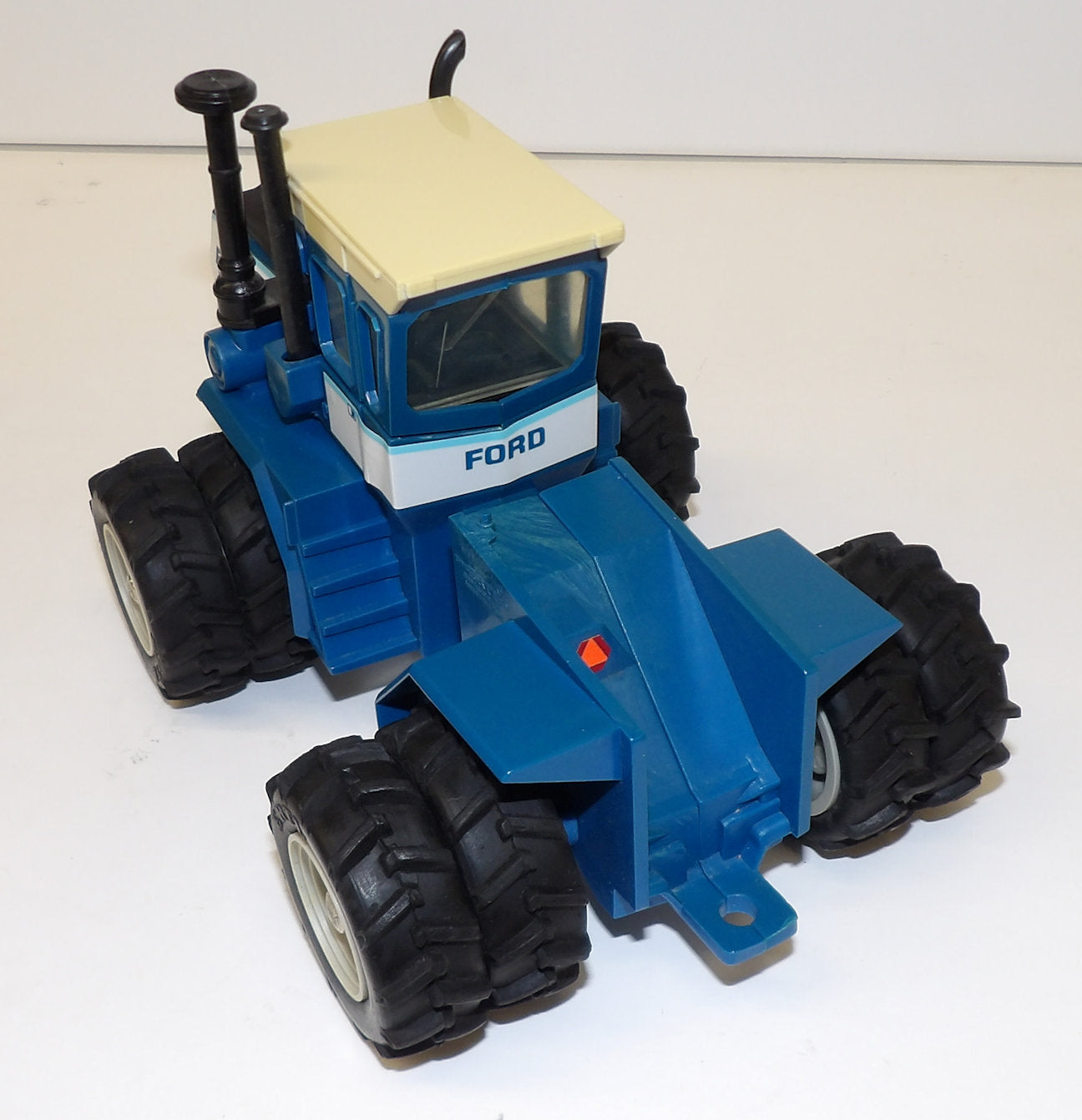 3092 1/32 Ford FW-60 4WD Tractor with Duals - Plastic | Action Toys