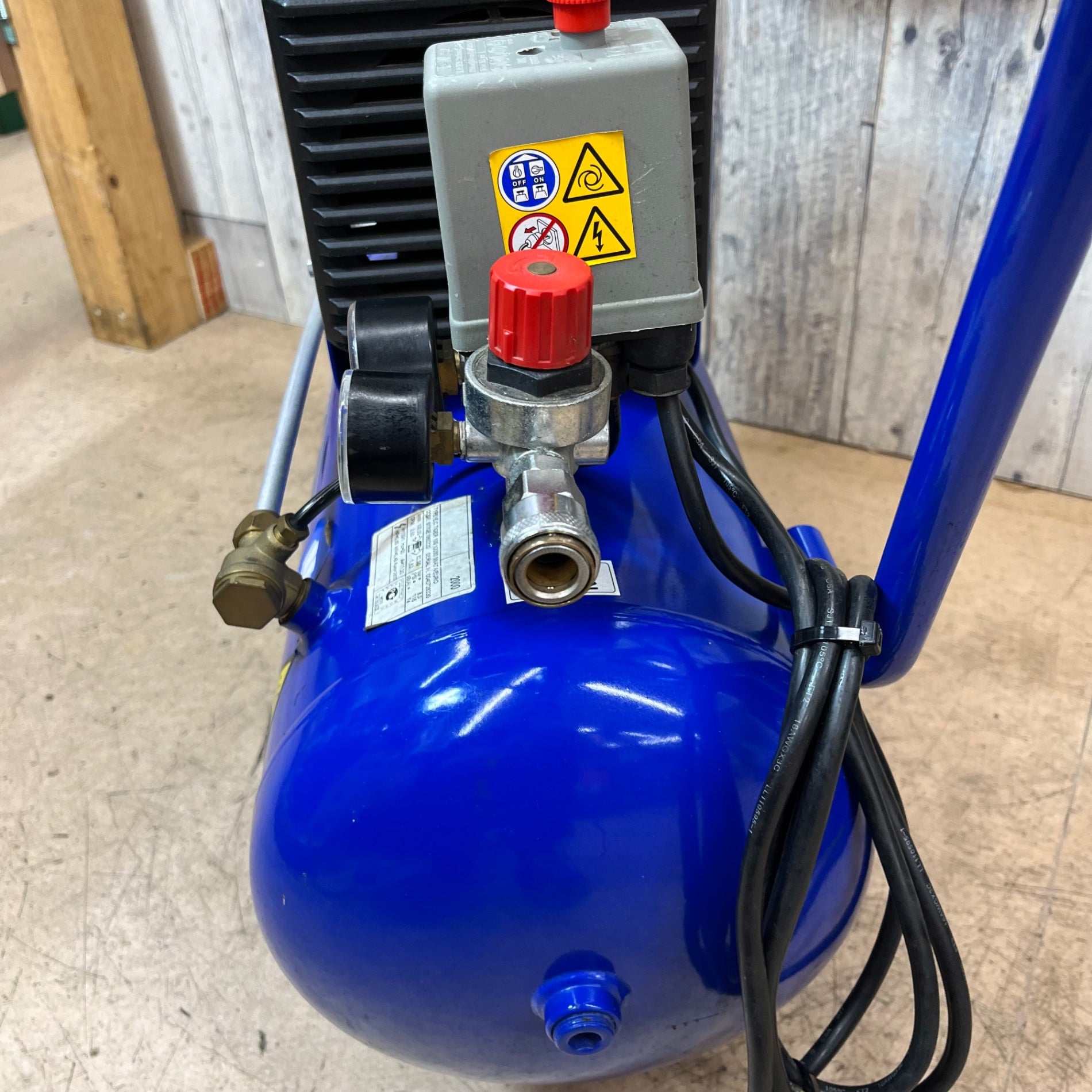 中古品/店頭受取り限定】アネスト岩田(IWATA) エアコンプレッサー