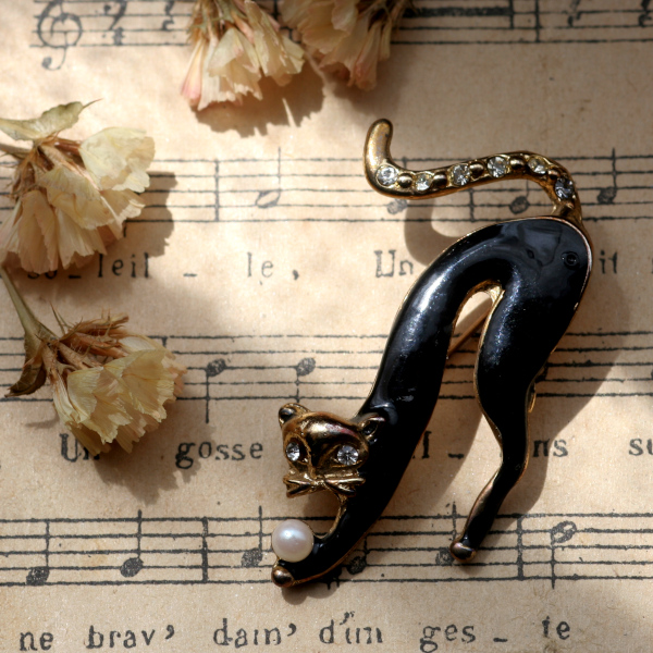 英国 ヴィンテージ 伸び猫ブローチ イギリス アクセサリー|アクトン