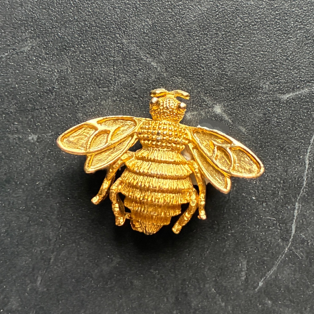 英国ヴィンテージ】蜂モチーフのブローチ｜ゴールドトーンが輝く幸運の
