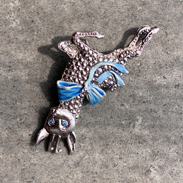 幸運を運ぶ青の鹿 英国ヴィンテージブローチ|英国アンティーク