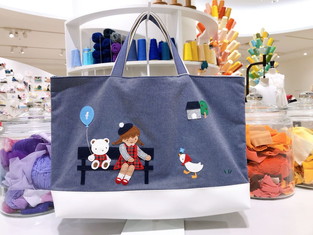 神戸本店】本店限定！マチ付きデニムバッグ｜ファミリア神戸本店の公式