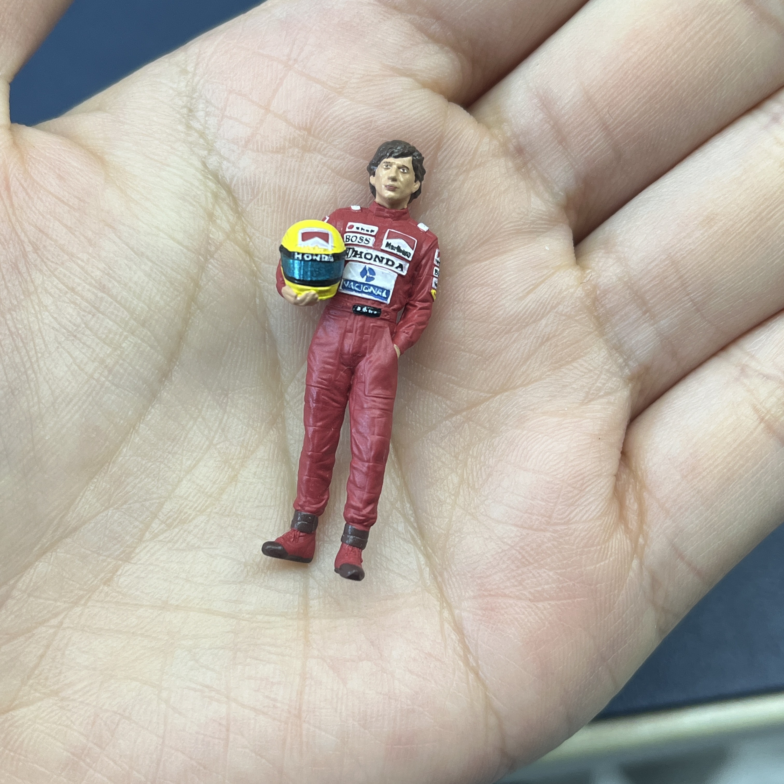 1/64スケールアイルトン · セナフィギュアとF1レーシングカーモデル