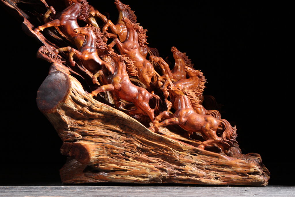 木彫りの馬群 | 赤富士竜市