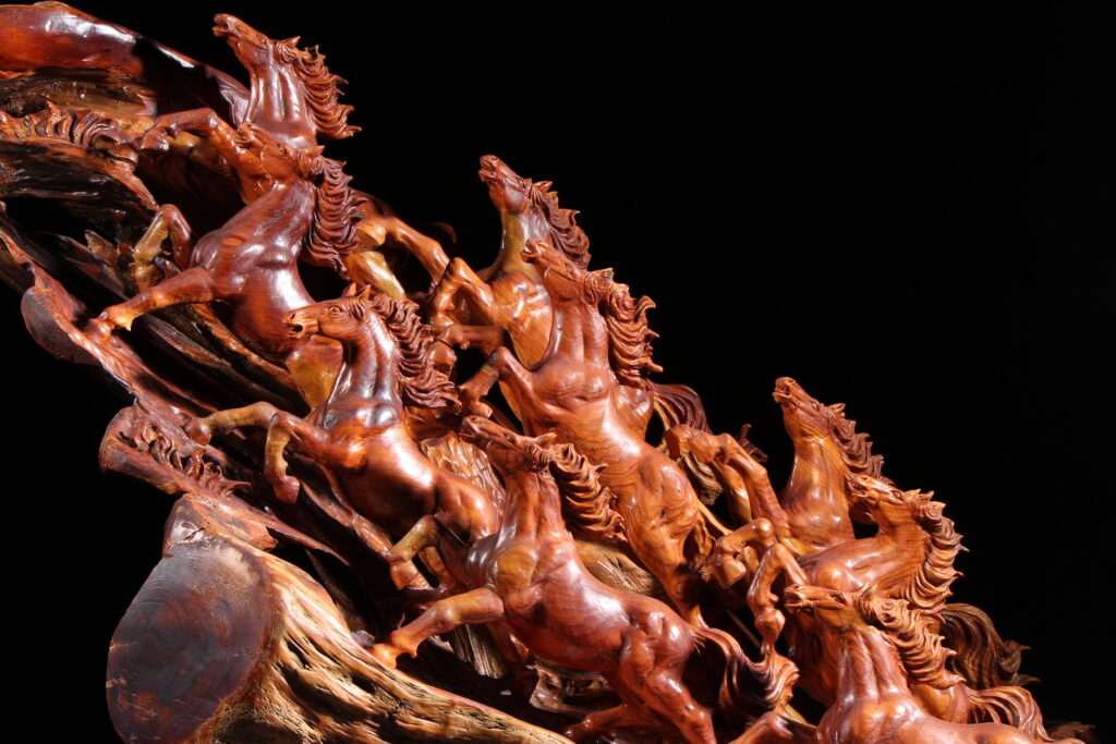 木彫りの馬群 | 赤富士竜市