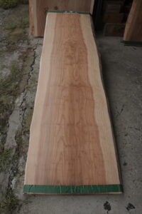 一枚板カウンターテーブル あきたの材木屋 | 自然な色合い形が魅力です