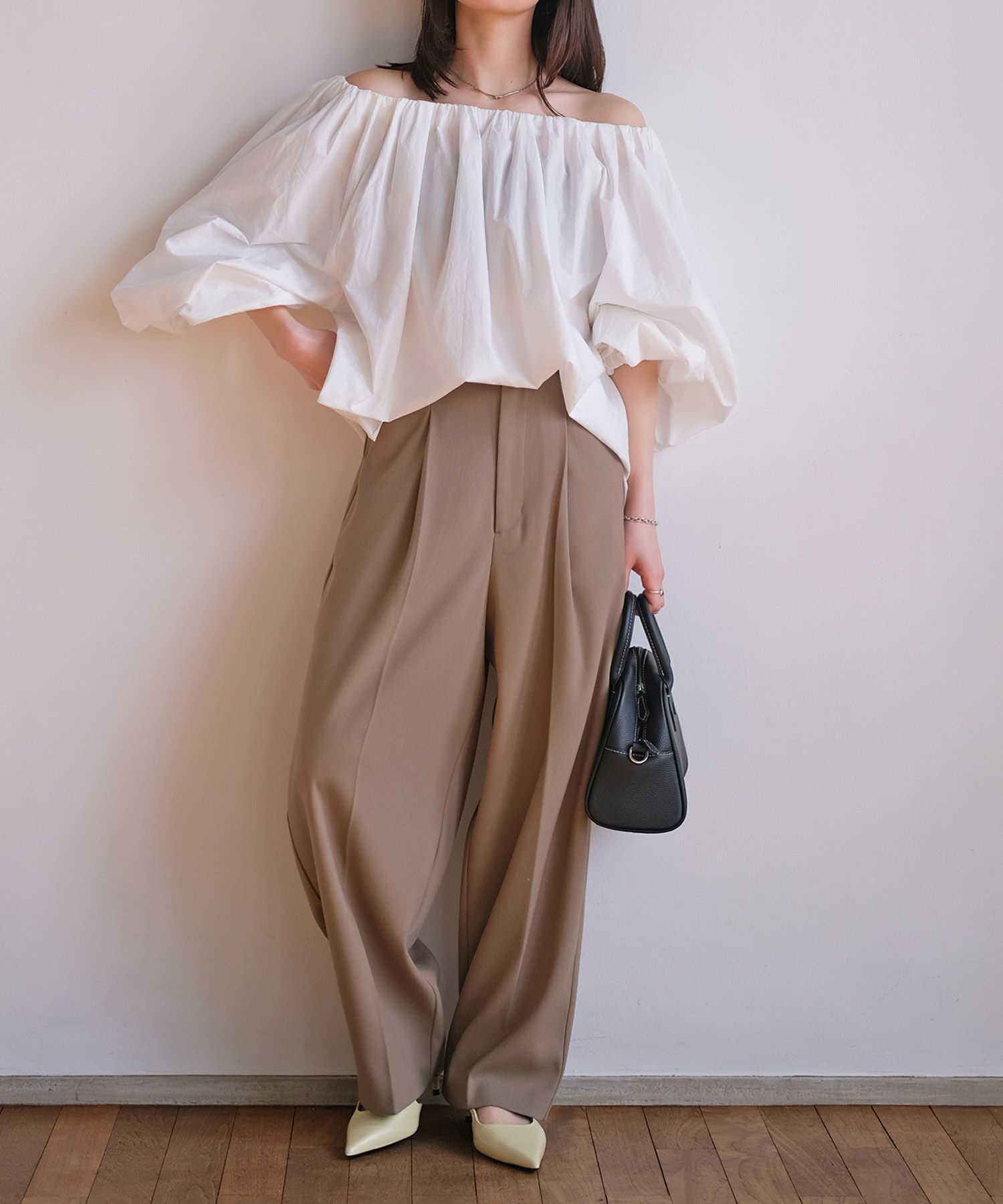 オフショルダーボリュームブラウス | AKTE