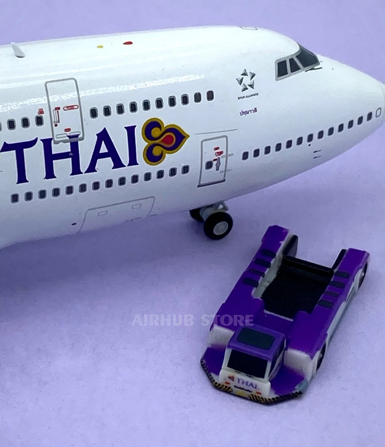 Push back tug 4in1 Set 2x Thai, 2x SF JC Wings JCGSE012 1:400