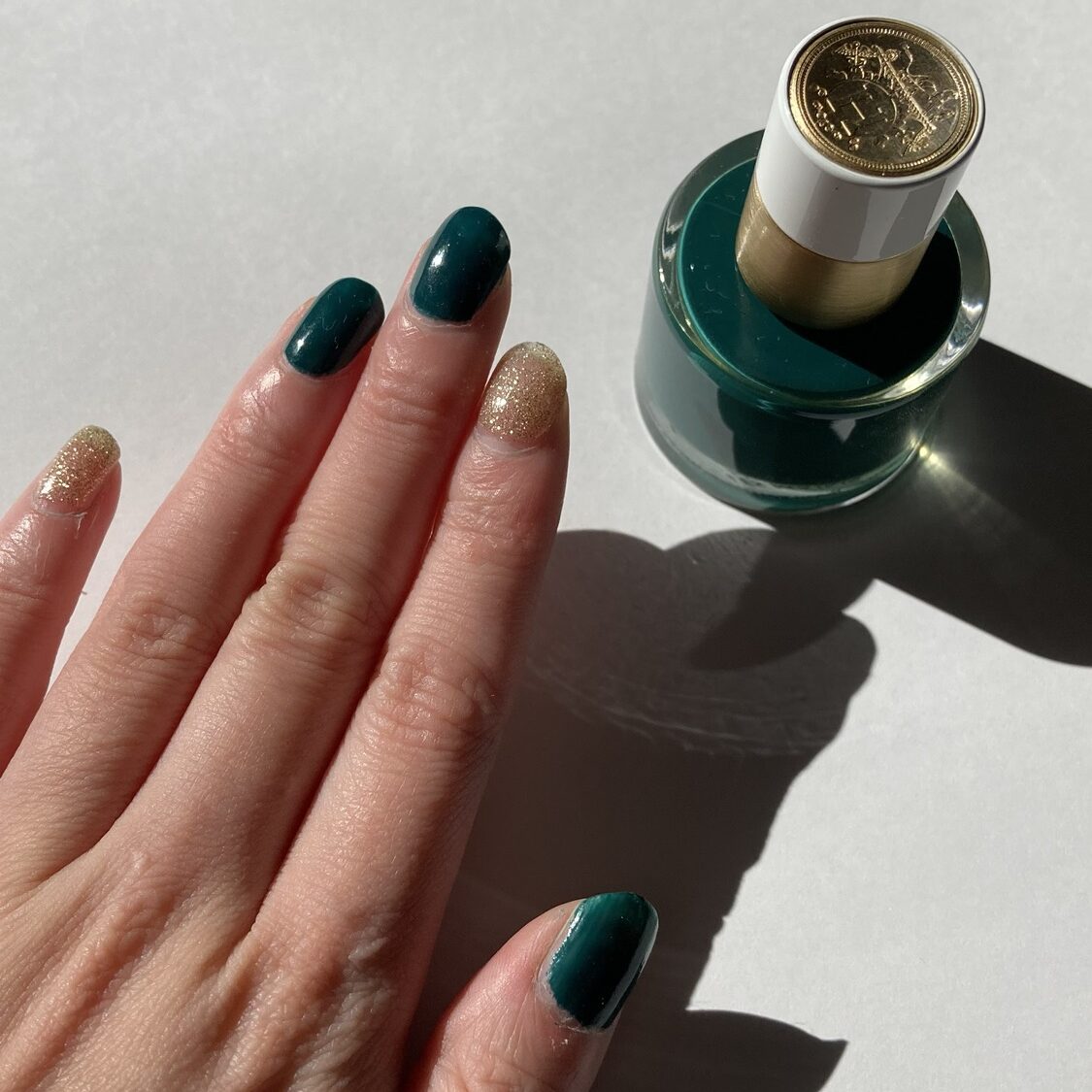 口コミ】エルメスのネイルカラー、レ マン エルメス使用レビュー