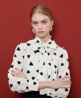 WEB限定【LOULOU WILLOUGHBY】デシンハートプリントボウタイブラウス