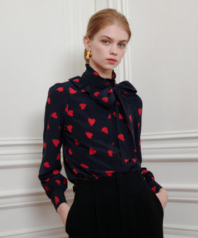 WEB限定【LOULOU WILLOUGHBY】デシンハートプリントボウタイブラウス