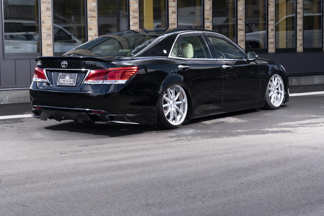 芸術的な「グリル」で大注目の210CROWNロイヤル専用エアロ - ALESS