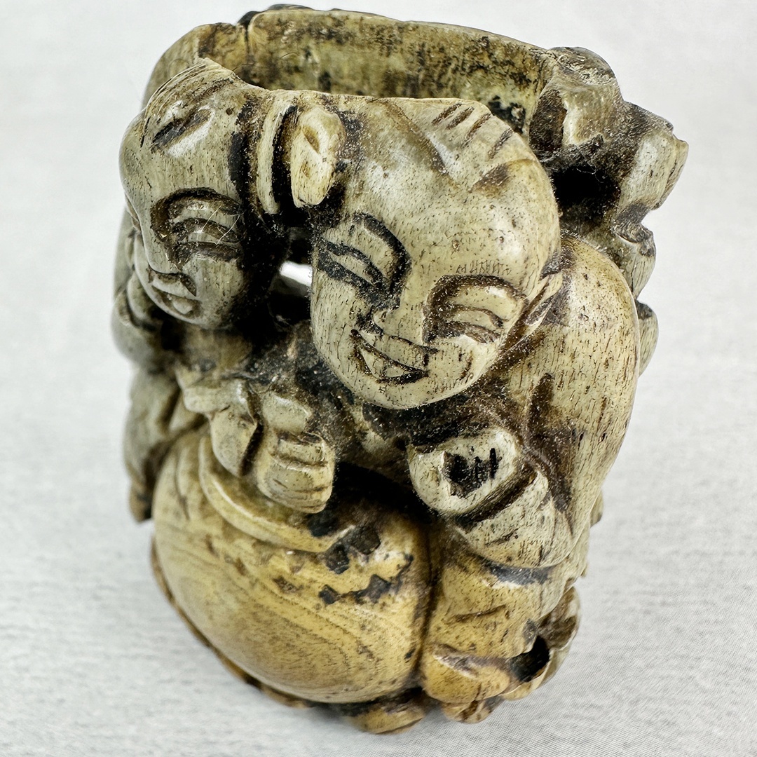 古美術 雨蛙根付 中国の唐子に福の彫刻 骨製