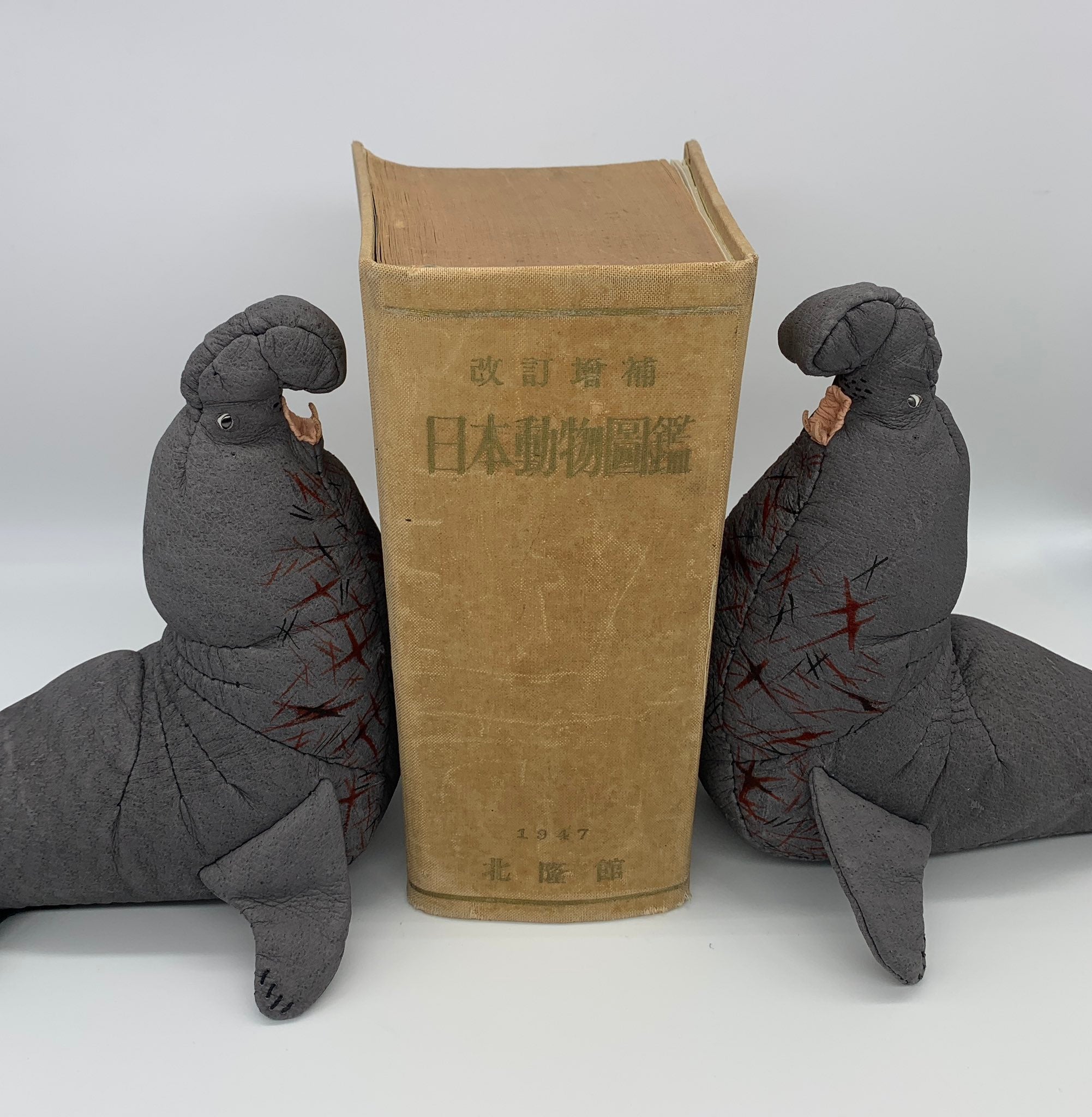 あまのじゃくとへそまがり」魅惑のレザークラフトショップ。 虫・鳥