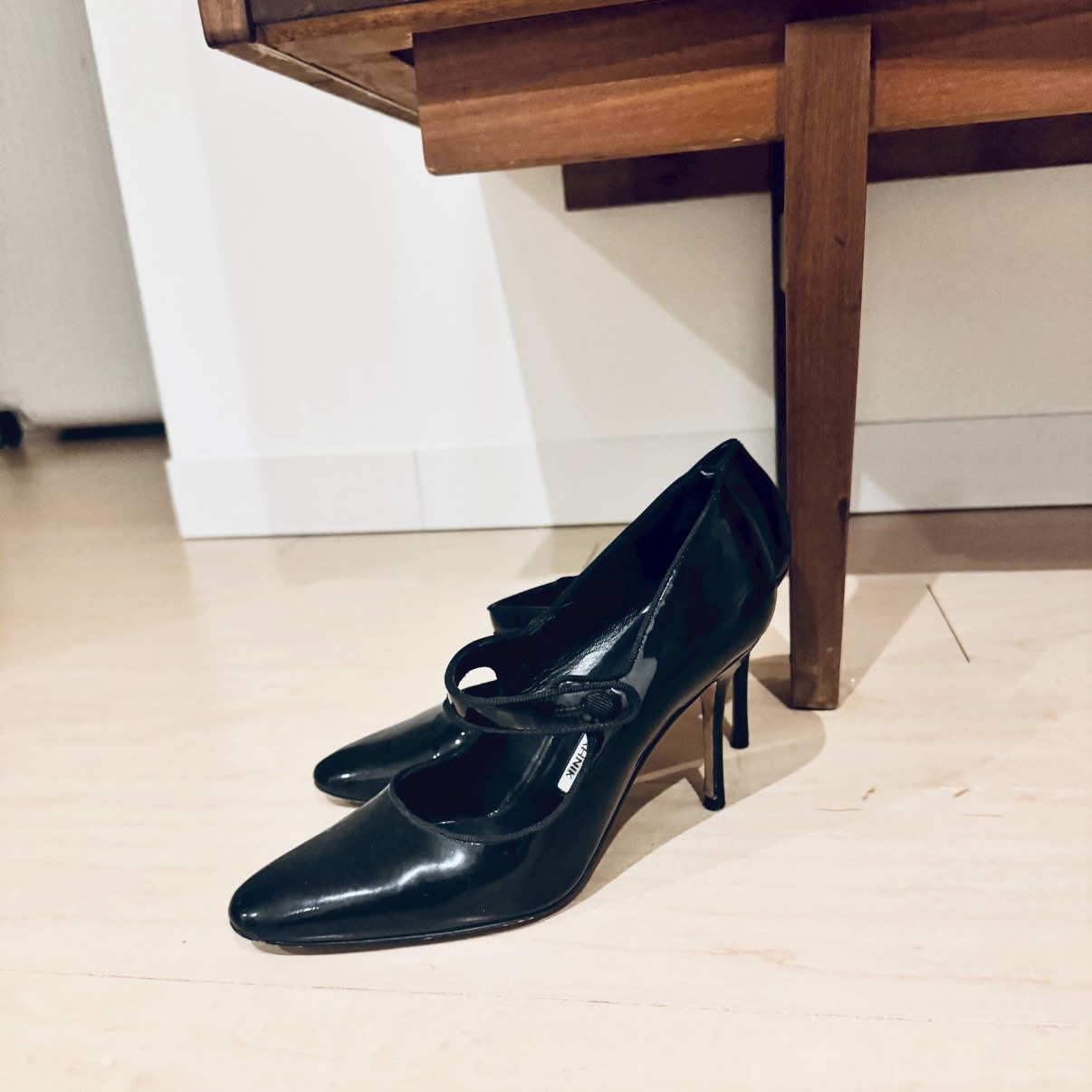 大草直子の名品図鑑】マノロ ブラニクの「メリージェーン」。可憐さの