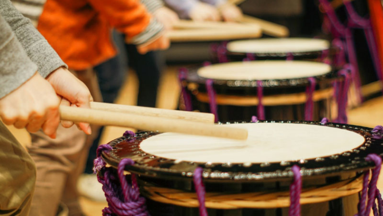 新潟佐渡で体験！「和太鼓の鼓動」が響く、たたこう館ワークショップ