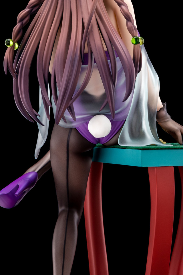 聖剣学院の魔剣使い」バニーガール衣装のブラをめくると… エルフィーネ