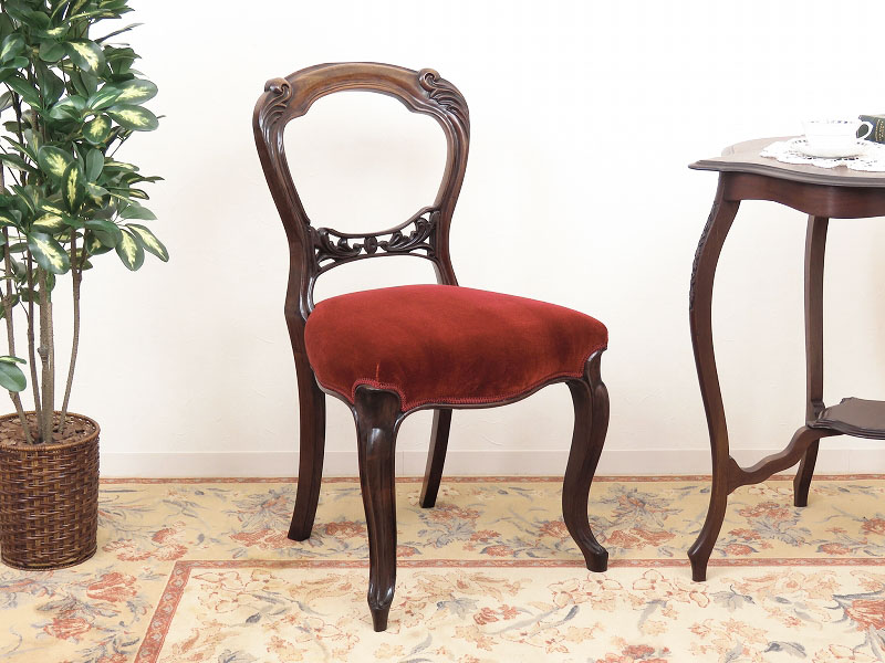 赤い座面のバルーンバックチェア イギリスのアンティーク家具