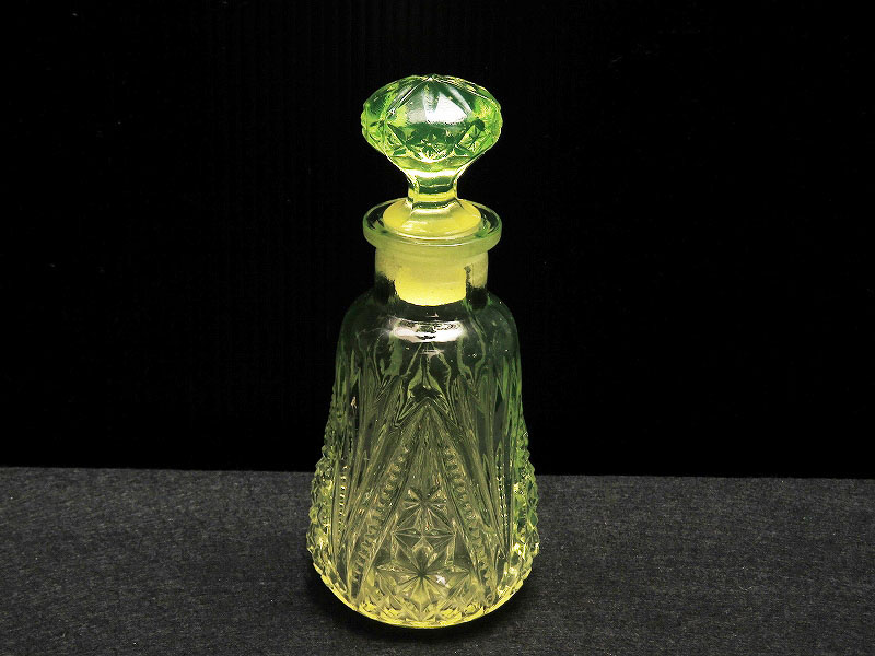 美しいカットが施されたウランガラスの香水瓶（ヴァセリンガラス）（2