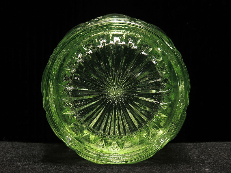 カットが美しいウランガラスの蓋付き小物入れ（ヴァセリンガラス