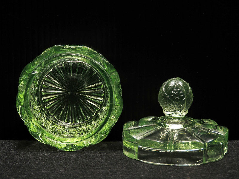 カットが美しいウランガラスの蓋付き小物入れ（ヴァセリンガラス