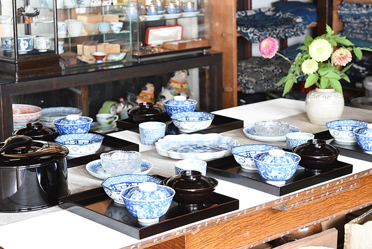 古伊万里 染付 五良大甫 呉祥瑞造 白抜き 人物図 蓋付茶碗 - 生活骨董