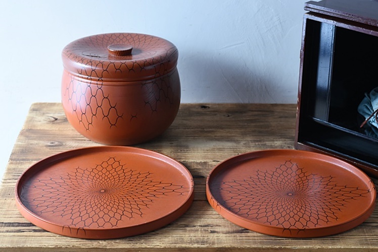 茶懐石道具 在銘 天然木製漆塗 あみ手模様 朱塗飯器 丸盆2枚セット