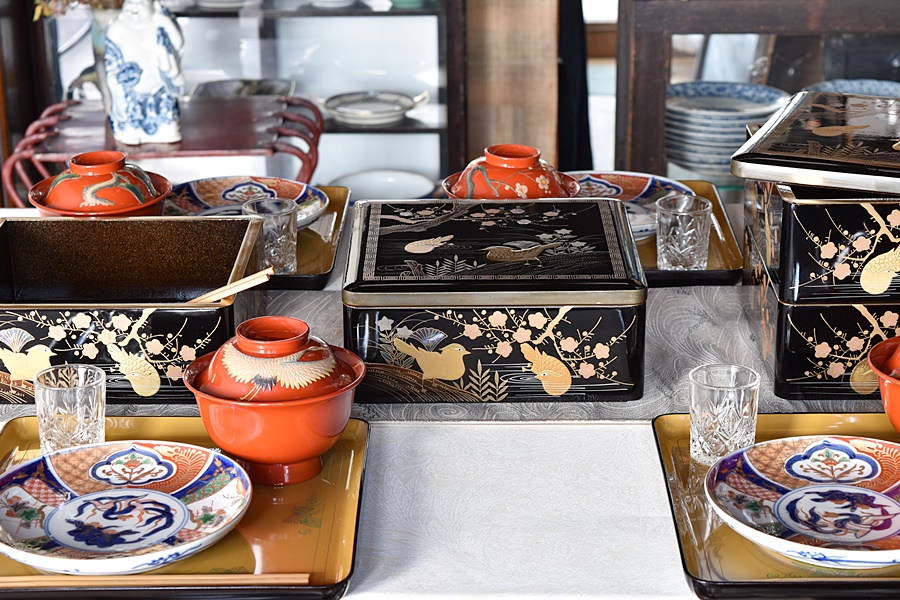 天然木製漆塗 時代漆器 草木花水鳥 螺鈿金蒔絵 四段重箱 共箱付き