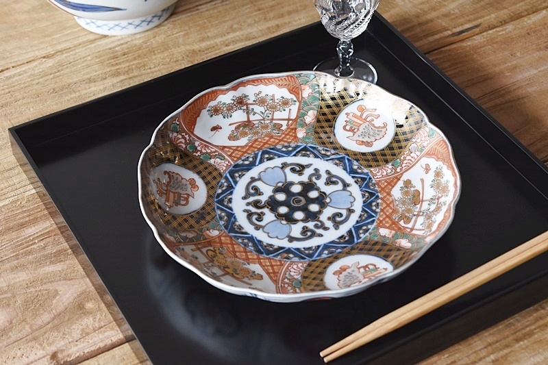 伊万里 色絵 垣根に菊蝶々 宝尽くし 輪花型 七寸皿 - 生活骨董と古布の