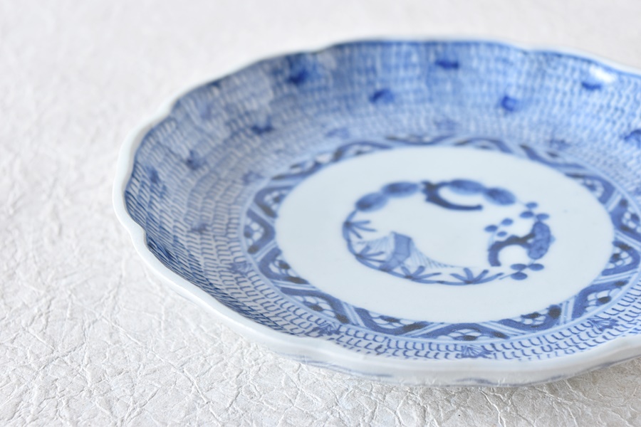 古伊万里 染付 微塵唐草 太明成化年製文 輪花型 六寸皿 - 生活骨董と