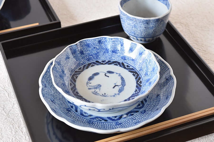 古伊万里 染付 微塵唐草 成化年製文 輪花型膾皿 - 生活骨董と古布の