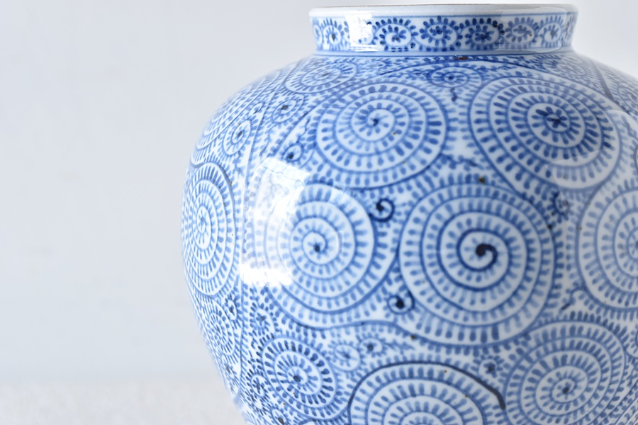 古伊万里 染付 蛸唐草 壺 - 生活骨董と古布のアンティークショップ