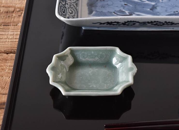 三田青磁 花唐草陽刻 変形豆皿 6枚セット - 生活骨董と古布の